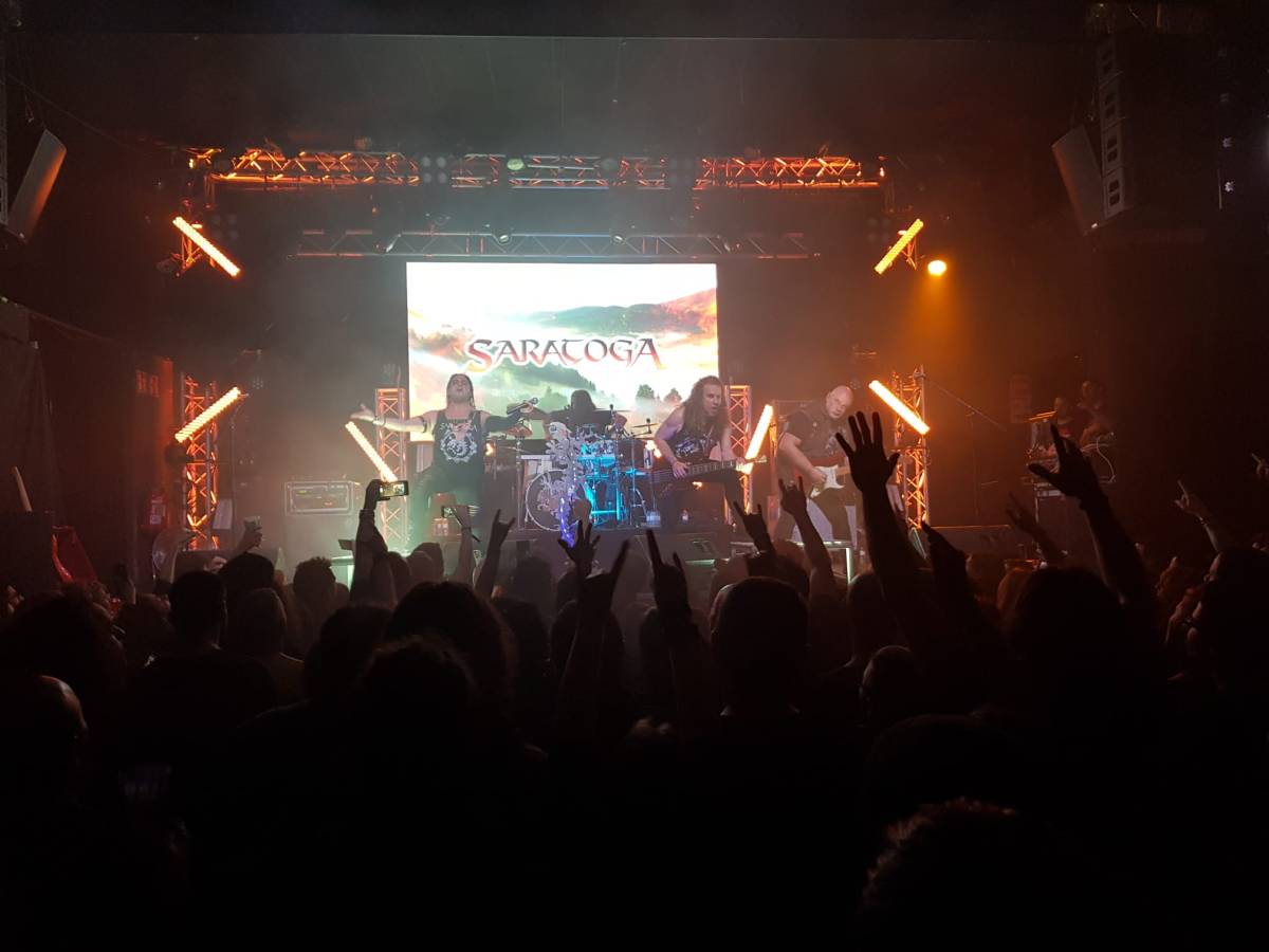 Saratoga aúlla ante su clan más fiel en un concierto mágico en&nbsp;Barcelona.